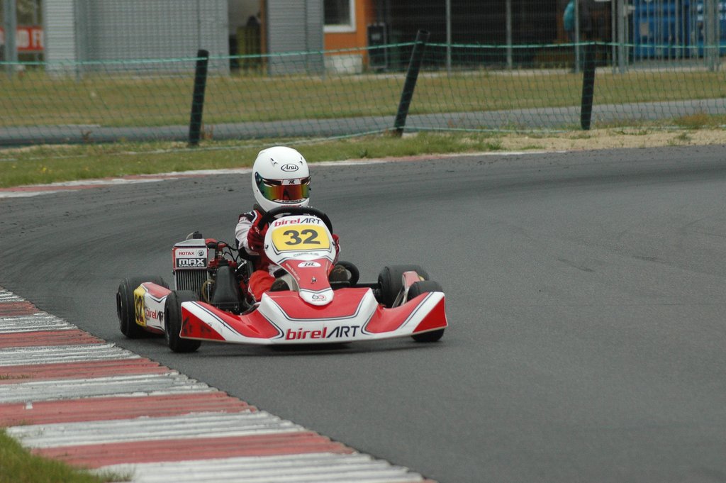 Simon Birch Kristensen alene i front i Mini
(Foto: Kiilerich)